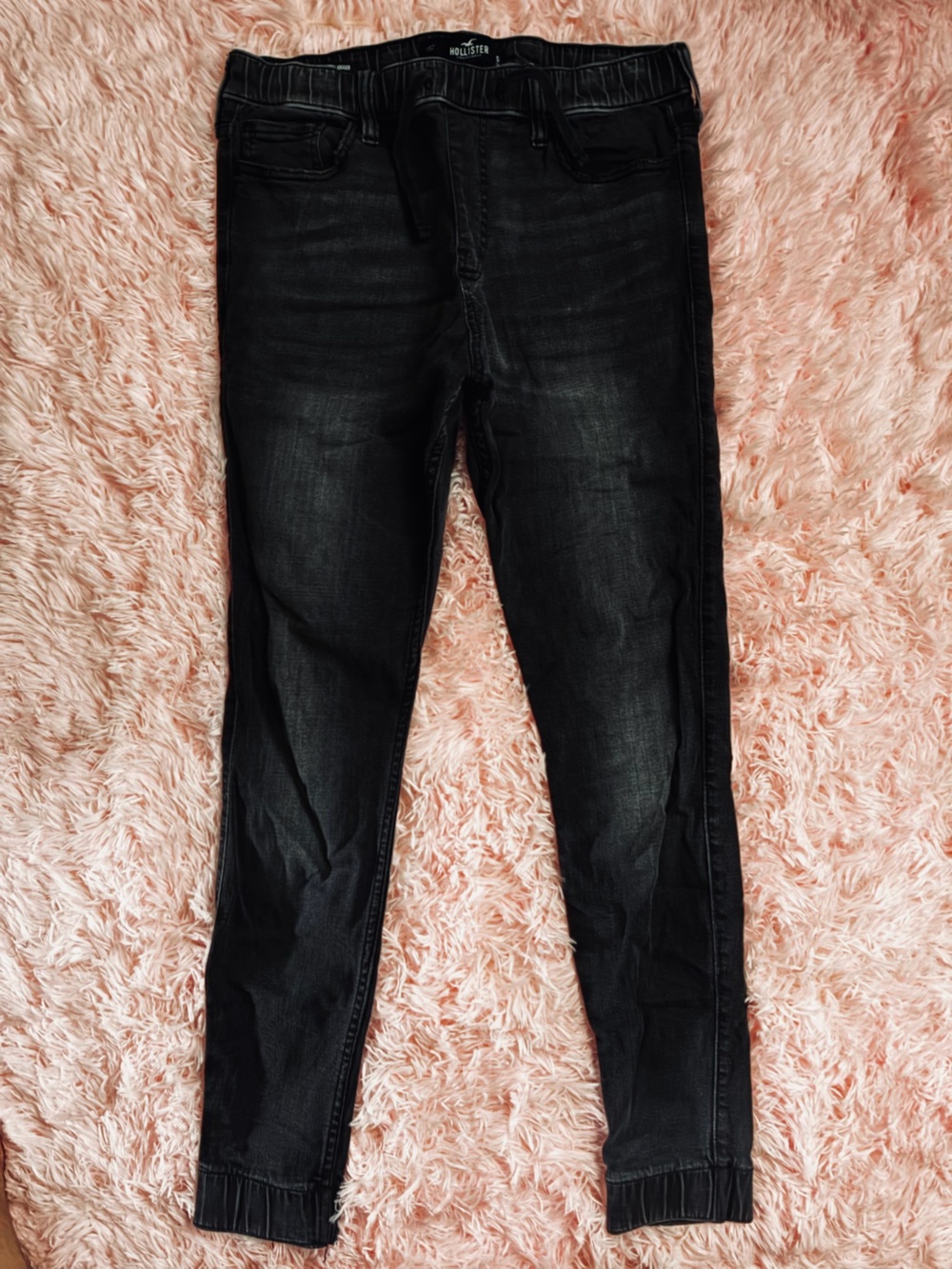 Hollister Men’s Super Skinny Jogger Jean in Charcoal Gray